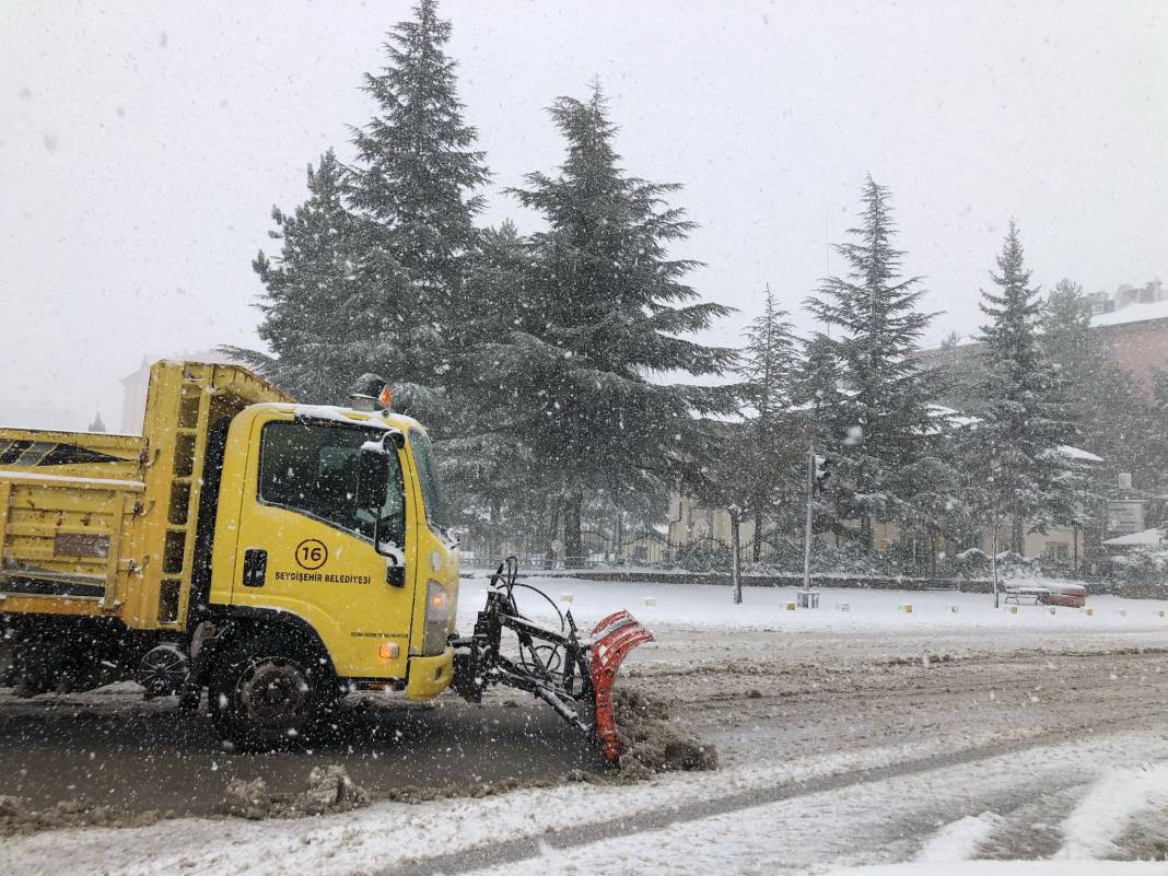 Konya’nın beyaz örtüyle kaplanan ilçesinde karla mücadele ediliyor 2